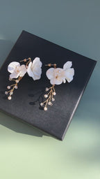Boucles d'oreilles fleurs pendantes en porcelaine et cristal de Swarovski