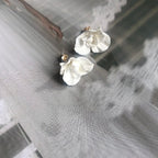 Boucles d’oreilles fleurs blanches 