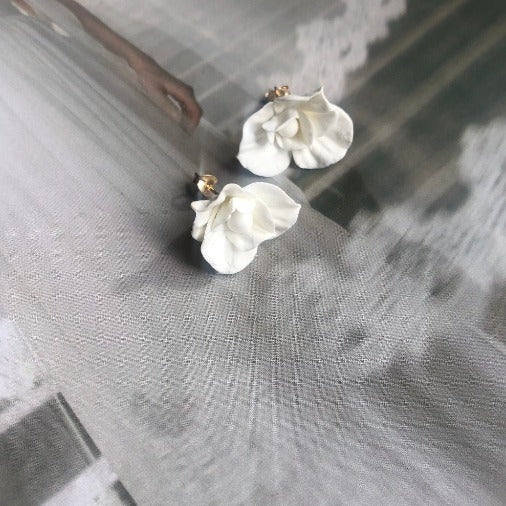 Boucles d’oreilles fleurs blanches 