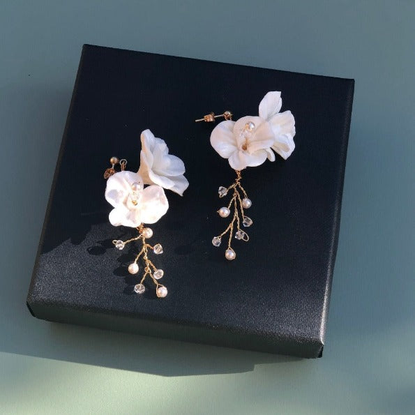 Gala Boucles d'oreilles fleurs pendantes en porcelaine et cristal de Swarovski