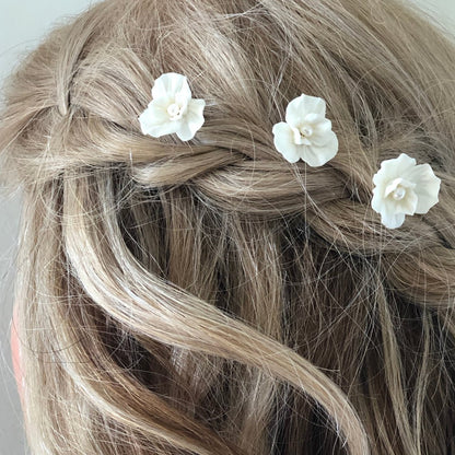 3 épingles à cheveux avec fleurs blanches et perles. - Elégancia Accessoires