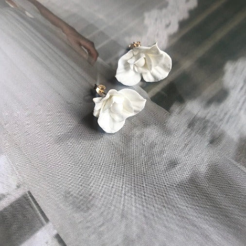 Boucles d’oreilles fleurs blanches