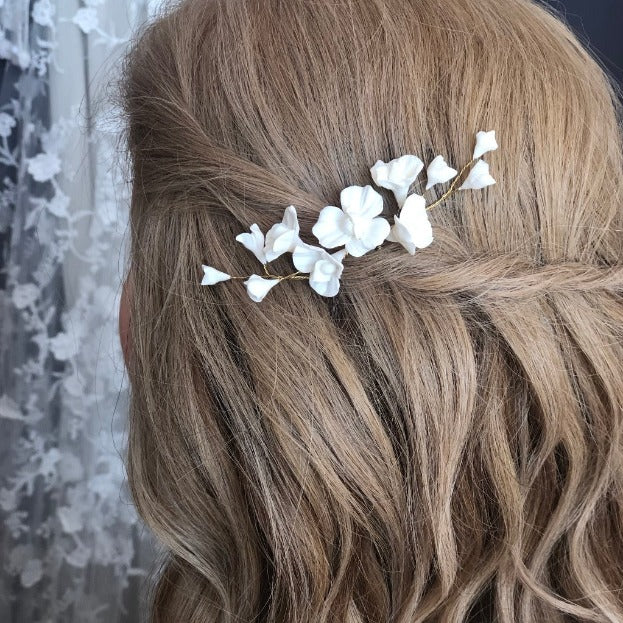 Broche cheveux mariage fleurs en porcelaine froide